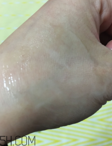 蘭蔻美膚修護(hù)精華乳有刺激嗎？適合敏感肌嗎？