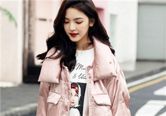 粉色羽絨服里面怎么搭配？粉色羽絨服內(nèi)搭什么？