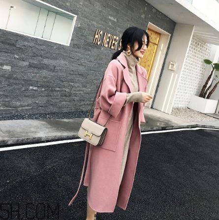 粉色大衣配什么顏色包包？粉色大衣搭配什么包？