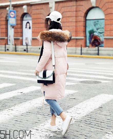 粉色羽絨服配什么褲子？粉色羽絨服搭配什么褲子好看？