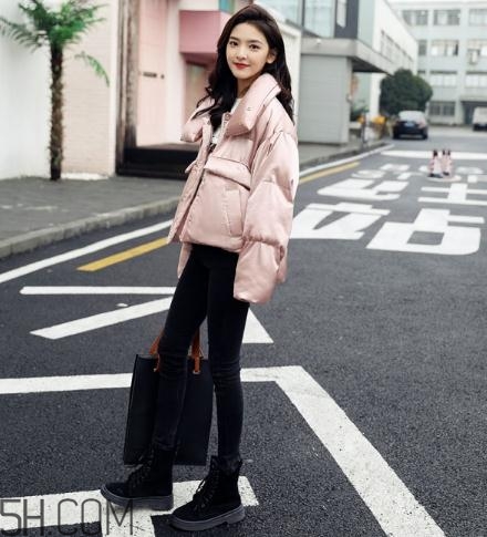 粉色羽絨服配什么褲子？粉色羽絨服搭配什么褲子好看？