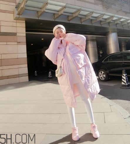 粉色羽絨服配什么褲子？粉色羽絨服搭配什么褲子好看？
