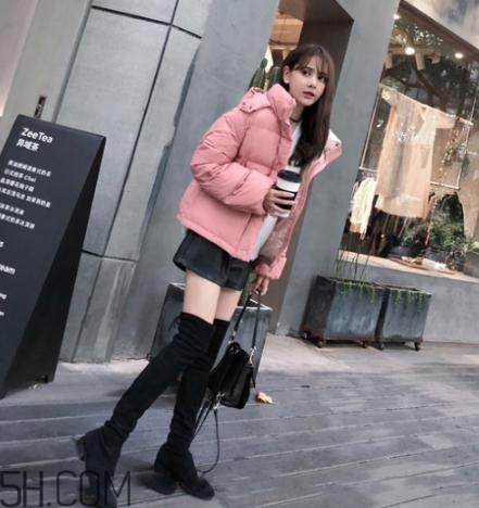 粉色羽絨服配什么褲子？粉色羽絨服搭配什么褲子好看？