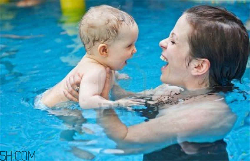 嬰幼兒睡覺翻白眼是怎么回事？寶寶學(xué)游泳有哪些講究？