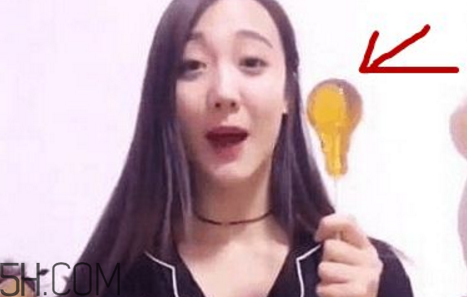 燈泡糖放進(jìn)嘴巴為什么拿不出來(lái)？燈泡棒棒糖怎么拿出來(lái)？