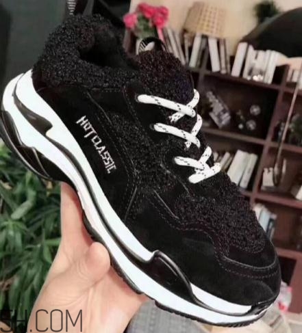 翻毛運動鞋怎么清洗？翻毛運動鞋能用水洗嗎？