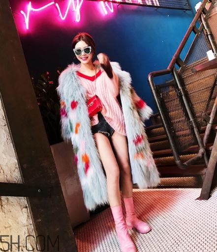 粉色內(nèi)搭怎么配外套？冬季也要風(fēng)度與溫度共存