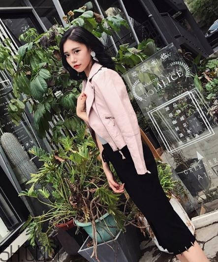 粉色皮衣怎么搭配好看？甜美機(jī)車少女風(fēng)