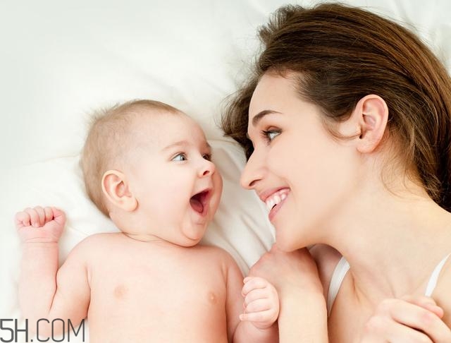 寶寶腿紋不對(duì)稱是怎么回事？嬰幼兒的生長(zhǎng)發(fā)育標(biāo)準(zhǔn)是怎樣的？