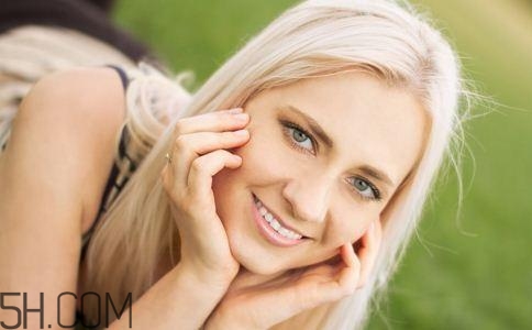 女性小便發(fā)黃是怎么回事？女性小便發(fā)黃有異味的原因有哪些？