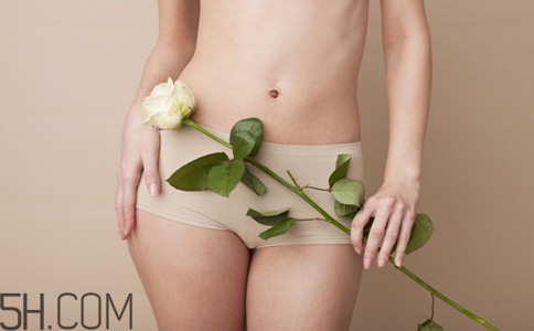 女性小便發(fā)黃是怎么回事？女性小便發(fā)黃有異味的原因有哪些？