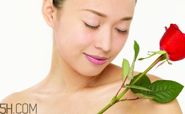 女性小便發(fā)黃是怎么回事？女性小便發(fā)黃有異味的原因有哪些？