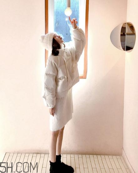 白色面包服怎么搭配？可愛(ài)與時(shí)尚并存的冬日穿搭