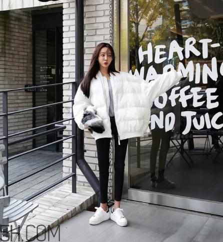 白色面包服怎么搭配？可愛(ài)與時(shí)尚并存的冬日穿搭