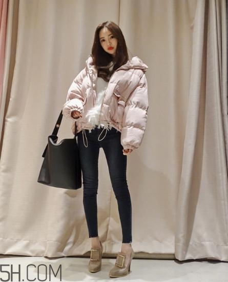 粉色面包服配什么褲子？少女心爆棚的經(jīng)典搭配