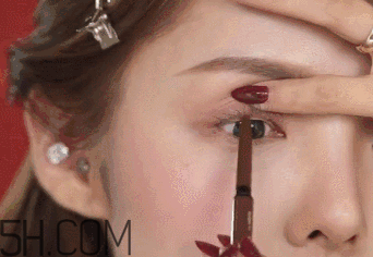 V型眼線怎么畫？V型眼線畫好美到冒泡