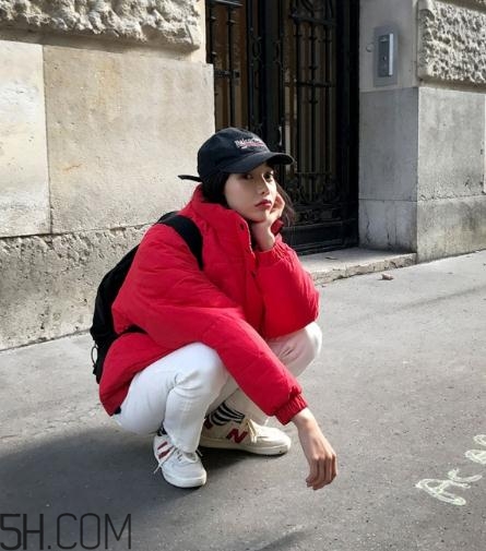 紅色面包服怎么搭配？給寒冷的冬天帶來(lái)一絲熱情