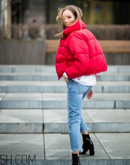 紅色面包服怎么搭配？給寒冷的冬天帶來(lái)一絲熱情