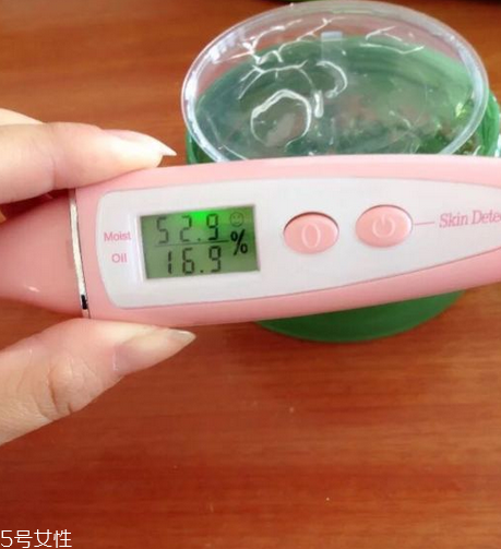 得鮮蘆薈膠含酒精嗎？蘆薈膠當(dāng)睡眠面膜的作用