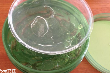 得鮮蘆薈膠含酒精嗎？蘆薈膠當(dāng)睡眠面膜的作用