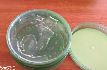 得鮮蘆薈膠含酒精嗎？蘆薈膠當(dāng)睡眠面膜的作用