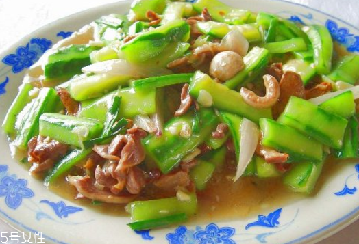 絲瓜的土腥味怎么去除？絲瓜切后不變色小技巧