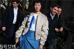 飛行員夾克里面穿什么？溫暖時尚兩不誤