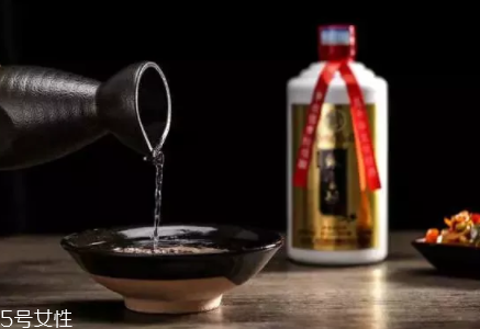 喝白酒有哪些好處？喝點(diǎn)白酒能激活腸胃