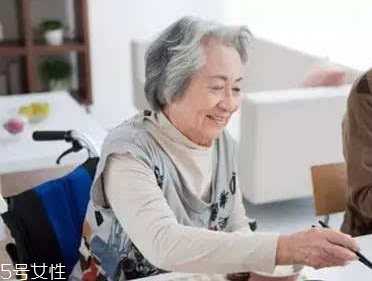 加齡臭怎么去除？老人氣治療應(yīng)內(nèi)外兼修