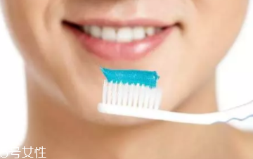 牙結(jié)石能自動(dòng)脫落嗎？除了洗牙別無(wú)他法