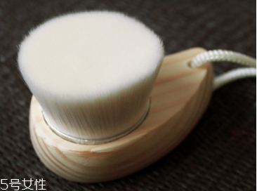額頭毛孔粗大怎么辦？正確使用潔面刷毛孔會(huì)變小