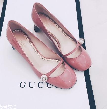 gucci鞋子一般多少錢？風(fēng)靡時(shí)尚界的潮流經(jīng)典