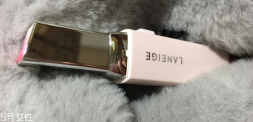蘭芝V型唇膏01號色是什么樣的？淡粉色很溫婉
