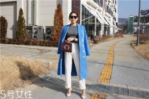 藍(lán)色大衣搭配什么包包？為你凹足造型感