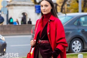 大紅色大衣里面要配什么好看？不同內(nèi)搭不同風(fēng)格