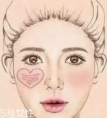 腮紅怎么涂才能避免成為福娃？這些方法要記牢