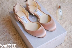 jimmy choo是哪個(gè)國(guó)家的牌子？每個(gè)女人都應(yīng)該擁有的高跟鞋