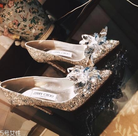 jimmy choo是哪個(gè)國(guó)家的牌子？每個(gè)女人都應(yīng)該擁有的高跟鞋