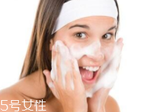 洗臉有白皮怎么回事？洗面奶太強勁