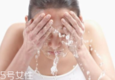 洗臉有白皮怎么回事？洗面奶太強勁