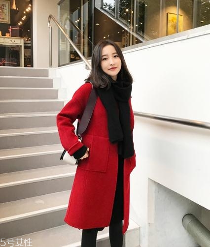 大紅色大衣配什么顏色圍巾好看？六種搭配溫暖冬季