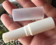潤(rùn)唇膏要怎么清潔？用前刮掉一層
