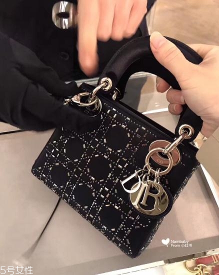 迪奧戴妃包多少錢(qián)？名媛氣質(zhì)與生俱來(lái)