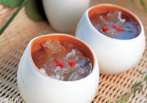 銀耳蓮子湯什么時候喝最好？時間上有講究