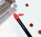 涂唇釉為什么不能抿嘴？沒干之前抿嘴會殘妝