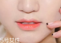 唇釉如何打造咬唇妝？掌握這個步驟就可以