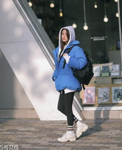 藍(lán)色羽絨服怎么搭配？打破冬日的沉悶感