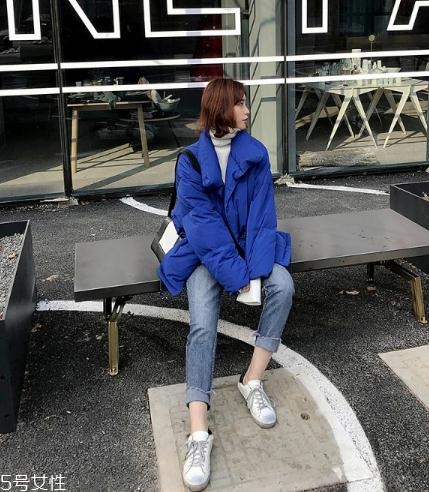 藍(lán)色羽絨服怎么搭配？打破冬日的沉悶感