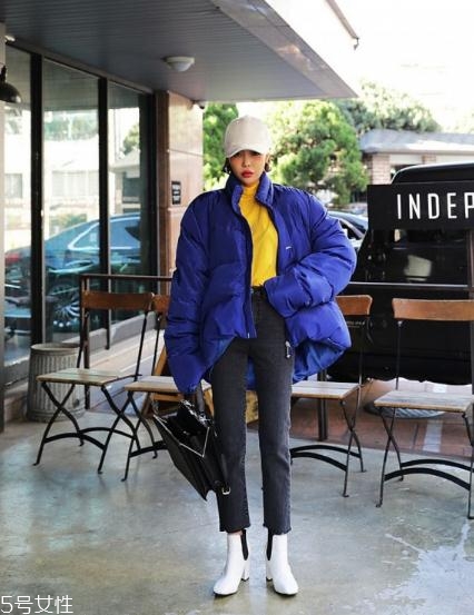 藍(lán)色羽絨服怎么搭配？打破冬日的沉悶感