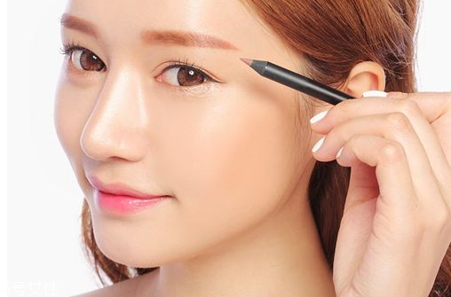 內(nèi)眼線會(huì)傷眼睛嗎？九種可愛的眼線畫法